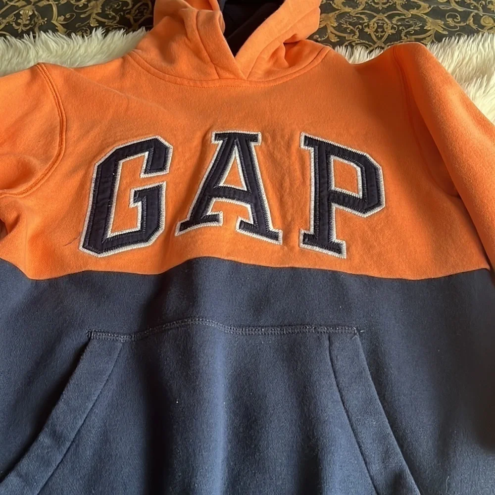 That’s a nice hoodie gap XL Orange and navy blue good conditions